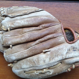 野球のグローブ２つの画像