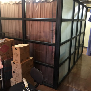 サロンで使用した すりガラスパーテーションA 