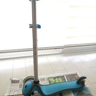 幼児でも簡単に乗れるキックスケーターです