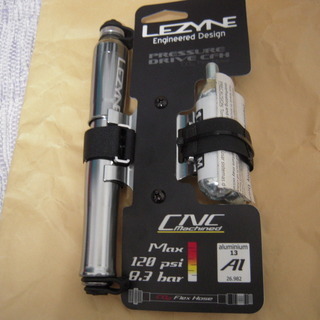 LEZYNE 携帯空気入れ　CO2　カートリッジ2個付き