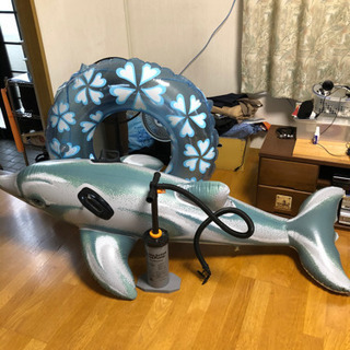 【値下げ済】浮輪とイルカ　ポンプ　合わせてお願いします