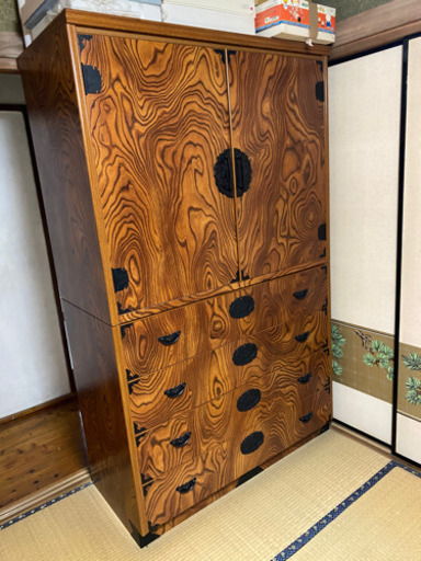 木目柄が美しい桐箪笥