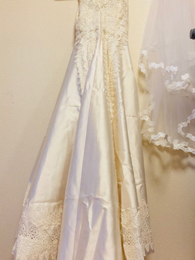 ウエディングドレスとヴェール・ペチコートのセット