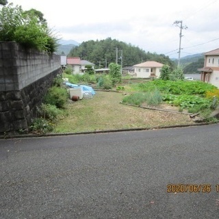 閑静な住宅街にある角地です。