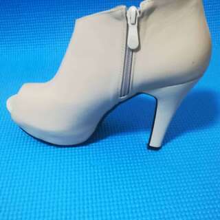 新品・未使用　ハイヒール靴　ベージュ色　サイズ：24.5cmの画像