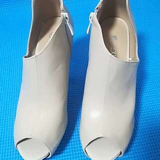 新品・未使用　ハイヒール靴　ベージュ色　サイズ：24.5cmの画像