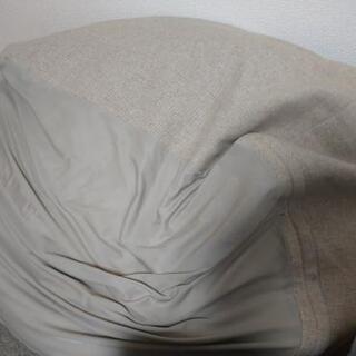 グレーの大きい無印クッションの画像