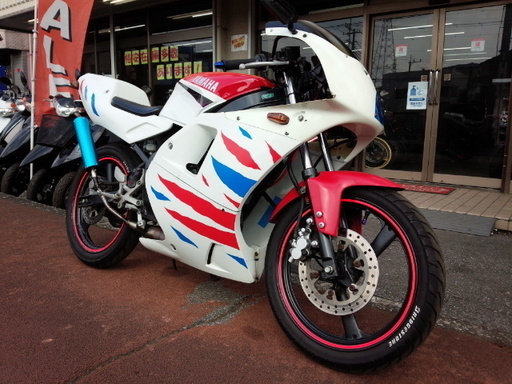 NO.3319　ＴＺＲ５０Ｒ　水冷２サイクル７．２馬力エンジン　６速ギヤ　セル付き　カスタムカウル　チャンバー付き　ホワイト＆レッド　☆彡