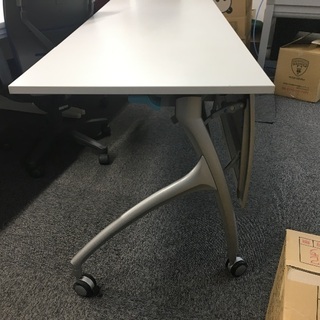 折りたたみ式の長机ですの画像