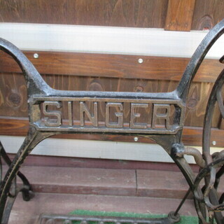 レトロな網脚ミシンの脚／インテリア