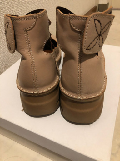 JSハートレーベルのシューズ