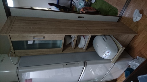 食器棚（7月17日朝処分）　電源二つつきき　隙間収納　元値2万円ほど