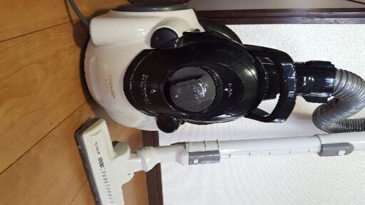 シャープなバッグレス掃除機