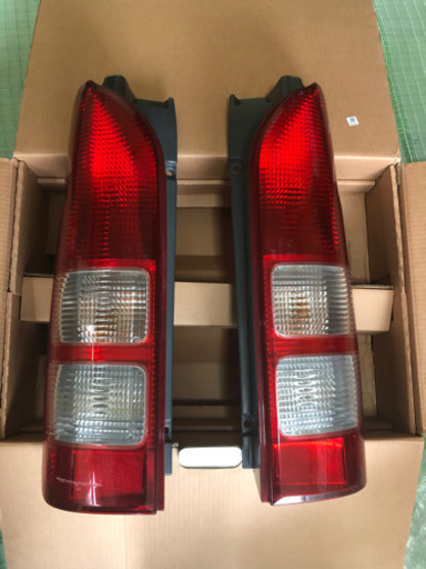 200系ハイエース　純正テールレンズ　左右セット　2型