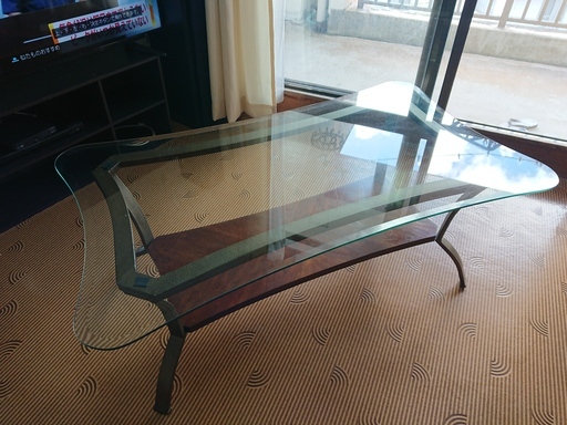 おしゃれなガラステーブル