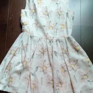 【dazzlin】大判花柄タックノースリーブワンピースの画像