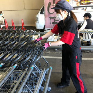 量販店にてカゴ、カート回収補充の画像