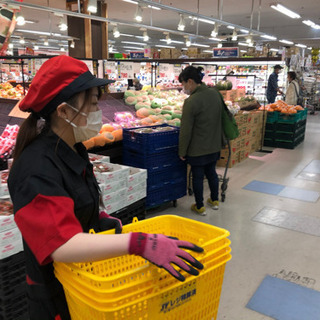 量販店にてカゴ、カート回収補充の画像