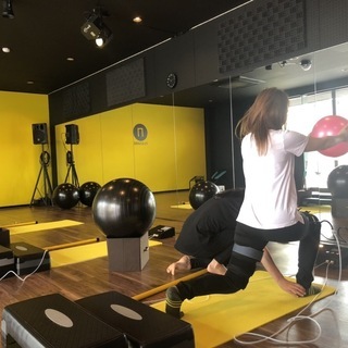 フィットネススタジオトレーナーの画像