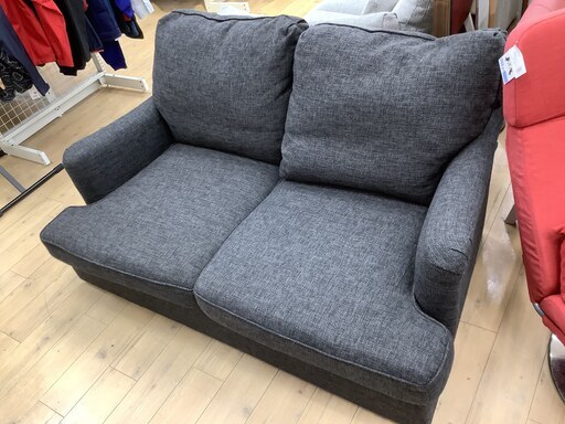 どんなお部屋にもピッタリなシンプルなデザインの2人掛けソファーです！