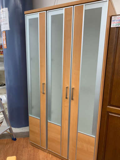 大きめのワードロープ3枚扉扉です!丈の長い物も軽々収納可能!!