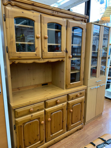 カントリー調の食器棚です!!収納沢山可能なのでスッキリします!