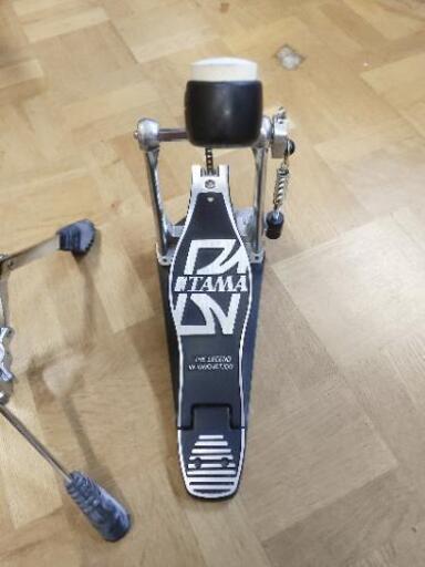 スネアーとバスドラムペダル