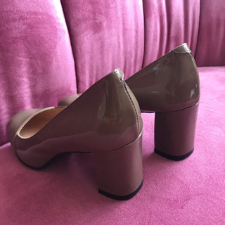 エナメルパンプス　ベージュ　6.5㎝ヒール　23㎝の画像