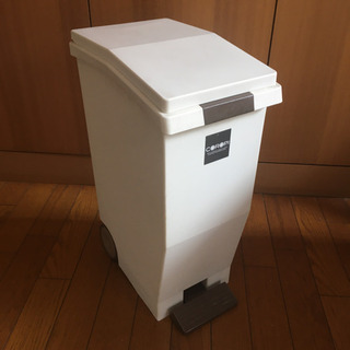 20Lごみ箱※ペダル故障のため、手で開けます。