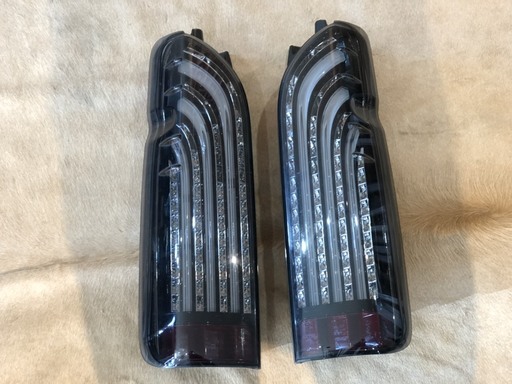 415　スタジオデザイン　ライトセーバー　LED　インナーブラック　スモーク　ハイエース　200系　1型～4型用　テールランプ　札幌発