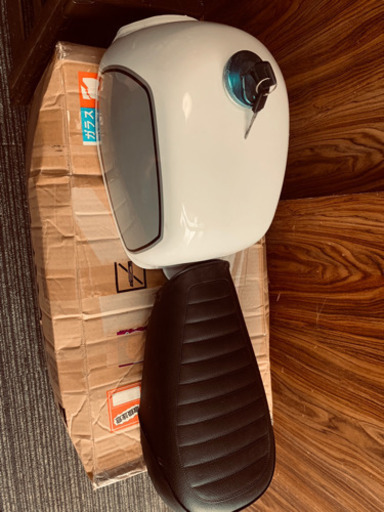 ゴリラ風タンクとシート。