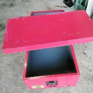 金属の衣装ケースもらってください