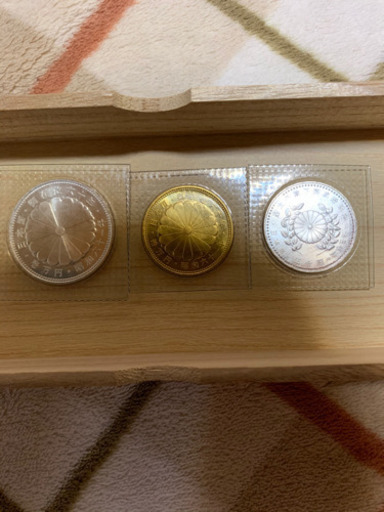 天皇陛下御在位六十年記念10万円金貨　他