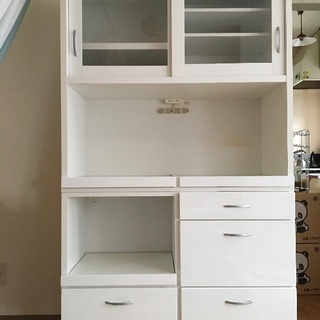 超美品/高級家具店で購入/光沢ホワイトが綺麗な食器棚/傷・汚れなし