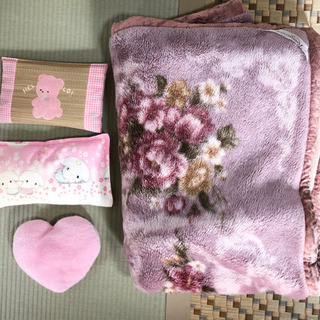 普通の毛布と幼児向けの枕、クッション