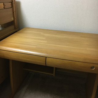 学習机(ヒカリサンデスク)と椅子の画像