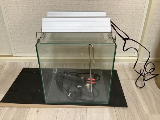 30キューブ水槽　アクログロウLED2台
