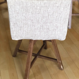 くるくる回る木目に馴染むダイニングチェア4脚の画像