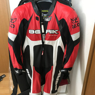 ベリック、レーシングスーツ
