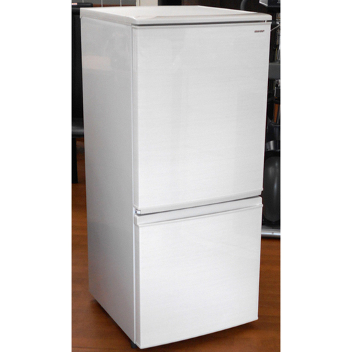 シャープ冷凍冷蔵庫　137L 横縞模様　ドア付け替え可　自動霜取り機能付き 2018年シャープ冷蔵庫137L シャープ冷凍冷蔵庫137L横縞模様付け替え