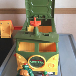 ミュータントタートルズ　移動車とタートルズセットの画像