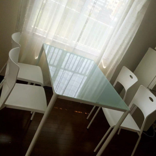 ダイニングテーブル　ガラステーブル