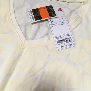 【新品】ユニクロ　キリン柄　Tシャツ　Sの画像