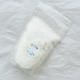 【ほぼ新品未使用】白いサンゴのカラーサンド 450g ¥300　オーナメント、夏、飾り、海、砂浜の画像