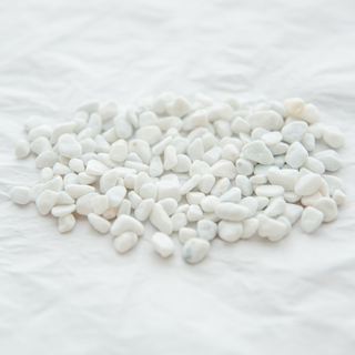 【ほぼ新品未使用】白い小石 75g ¥100　観葉植物、ガーデニング、オーナメント、夏、飾り、海、砂浜、貝の画像