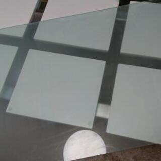 ガラス製テーブルの画像