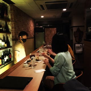 仙台駅前の雰囲気の良い８階のバーで、美味しいお酒を飲みながらお話...