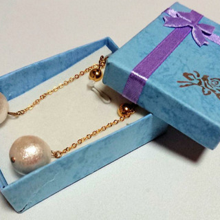 【お値下げしました】ハンドメイド イヤリング2種類セット 箱入りの画像