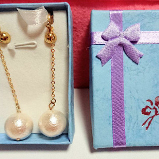 【お値下げしました】ハンドメイド イヤリング2種類セット 箱入りの画像