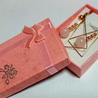 【お値下げしました】ハンドメイド イヤリング2種類セット 箱入りの画像